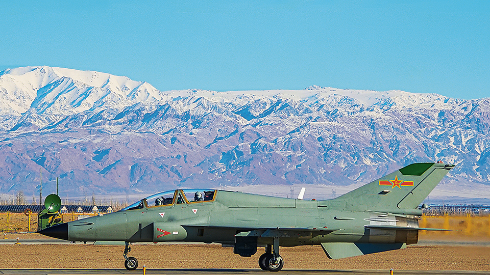 空軍西安飛行學院某部開展飛行訓練